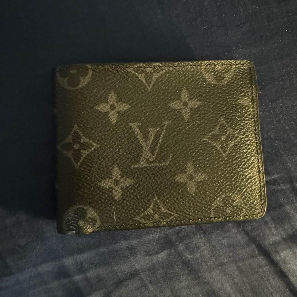 Louis Vuitton black bifold men wallet
